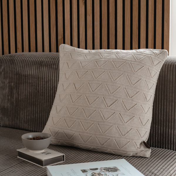 Stickad Kudde Mauntain, beige melange, By LOHN