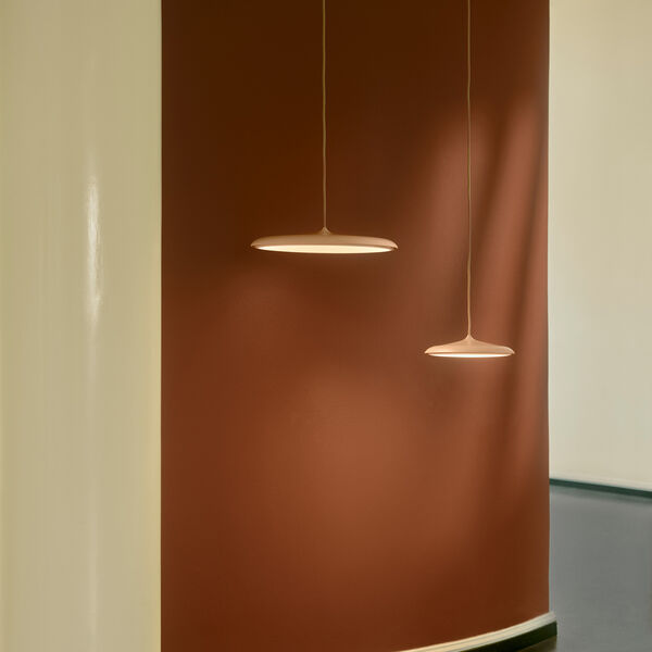 Artist 40 taklampa, puderrosa, Design For The People