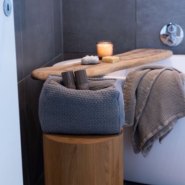 Stickad Toalettväska, med grey melange, By LOHN