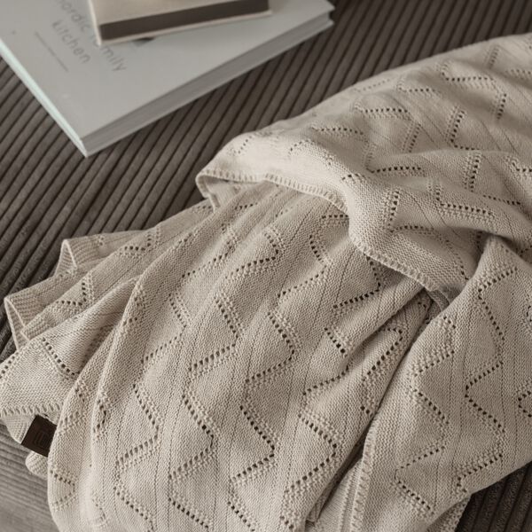 Stickad Pläd Mauntain, beige melange, By LOHN