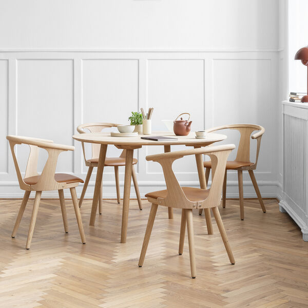 In Between SK4 matbord, ek, &Tradition