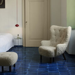 Petra VB3 Lounge Chair, Sheepskin Moonlight/oiled walnut, &Tradition