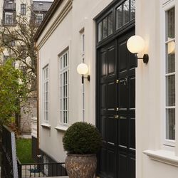 Miira Outdoor Wall Lamp, black/opal, Nuura