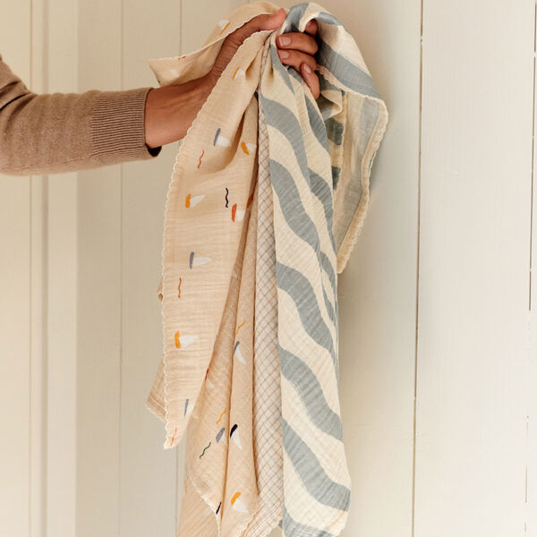 Mio Muslin Cloths, pond boats, Dear April