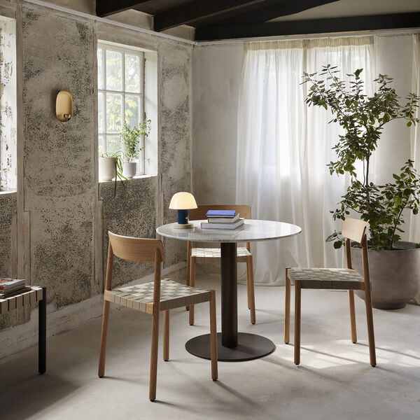 Betty TK1 matbordsstol, &Tradition