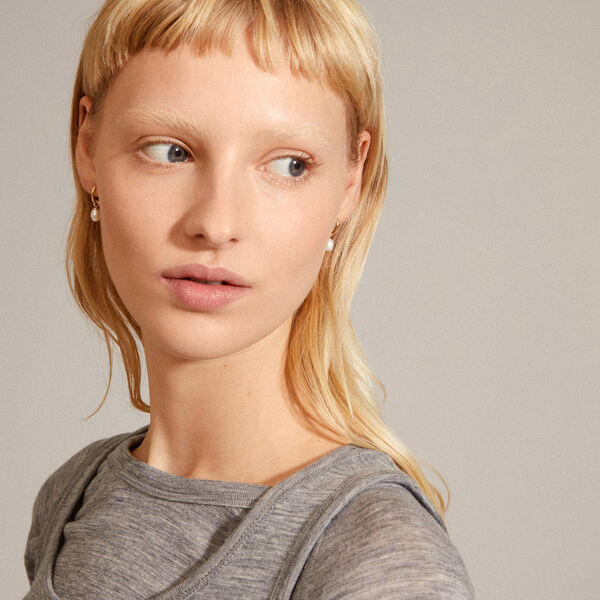 BERTHE återvunna pärlhoopörhängen, guld, Pilgrim