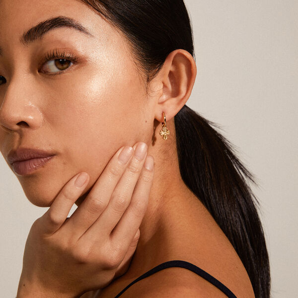 DAGMAR Huggie &Ouml;ronh&auml;ngen, guldpl&auml;terat, Pilgrim