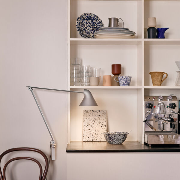 NJP lång vägglampa, ljusgrå, Louis Poulsen